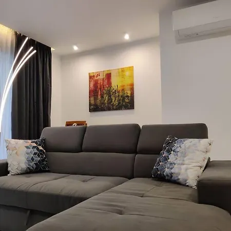 Spacious Designer Finished Three Bedroom * Il-Pergla