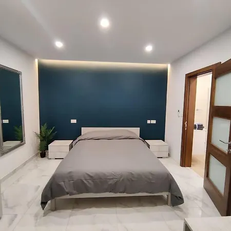 Spacious Designer Finished Three Bedroom Appartamento