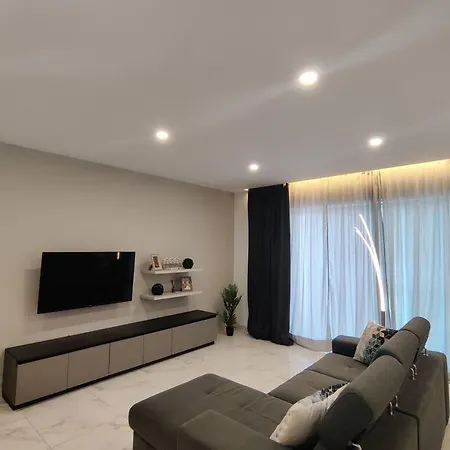 Spacious Designer Finished Three Bedroom Appartamento *