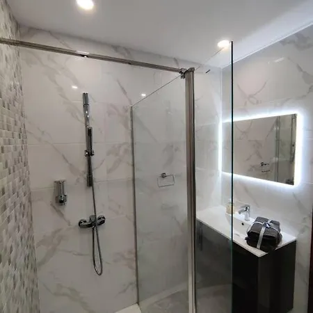 Spacious Designer Finished Three Bedroom Appartement Il-Pergla